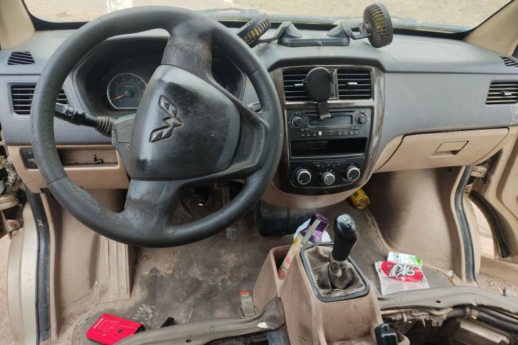 Used Wuling Rongguang 2014 1.5L S Standard Version Center Console