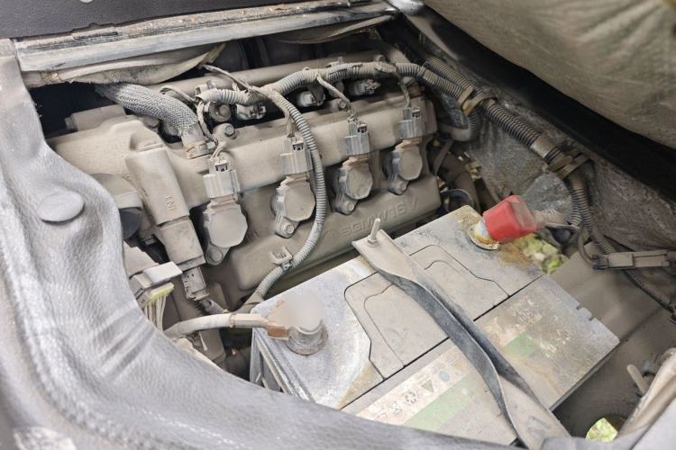 Used Wuling Rongguang 2014 1.5L S Base Version Engine Bay