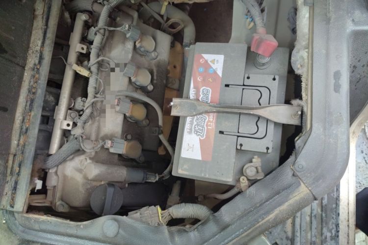 Used Wuling Rongguang 2014 1.5L S Standard Version Engine Bay Left