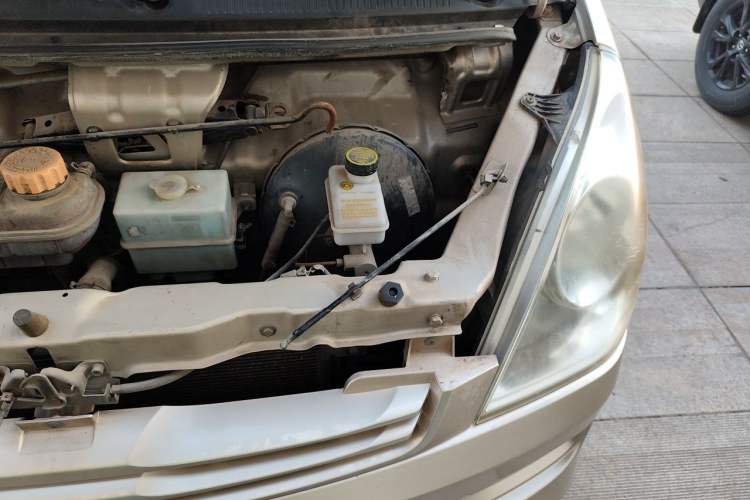 Used Wuling Rongguang 2014 1.2L S Standard Model Engine Bay Left