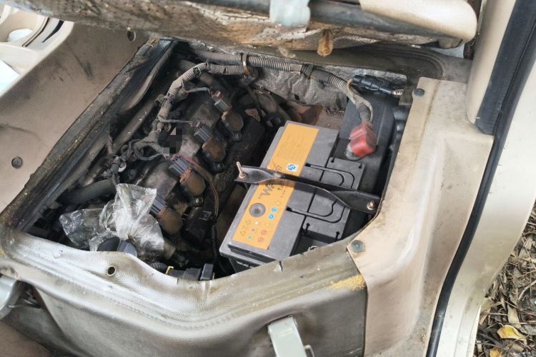 Used Wuling Rongguang 2014 1.5L S Standard Version Engine Bay Left