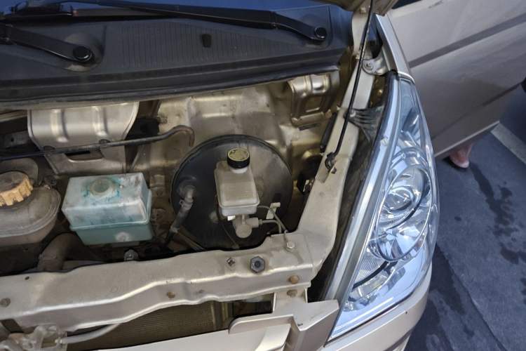 Used Wuling Rongguang 2014 1.5L S Standard Version Engine Bay Left