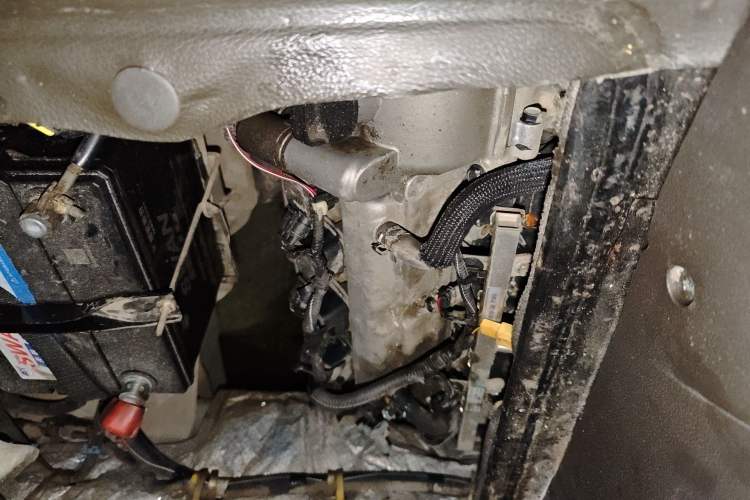 Used Wuling Rongguang 2014 1.2L S Base Model Engine Bay Left