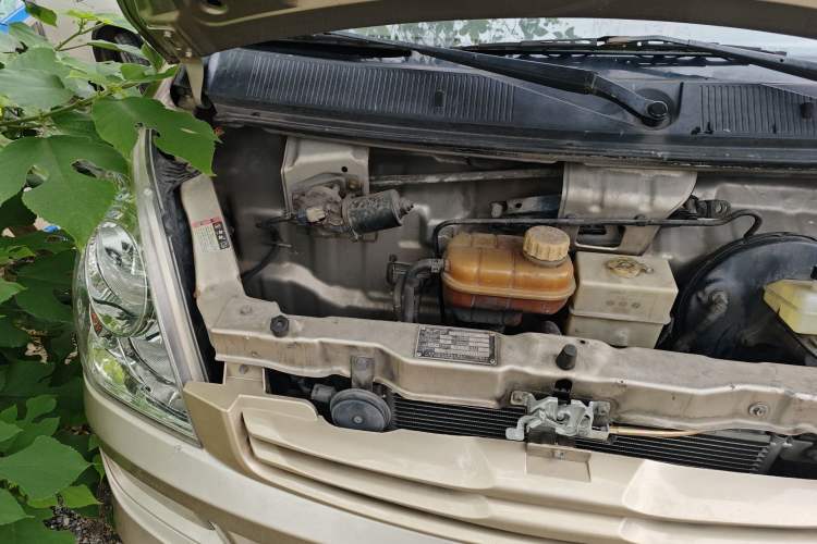 Used Wuling Rongguang 2014 1.5L S Standard Version Engine Bay Right