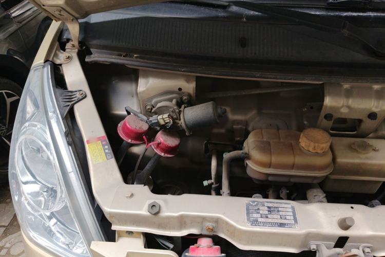 Used Wuling Rongguang 2014 1.5L S Standard Version Engine Bay Right