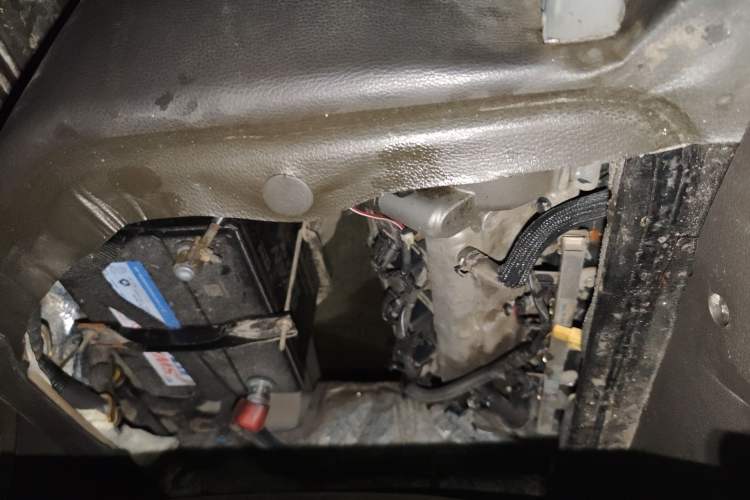 Used Wuling Rongguang 2014 1.2L S Base Model Engine Bay