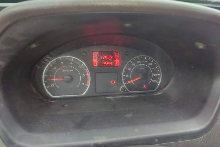 Used Wuling Rongguang 2014 1.5L S Standard Version Odometer Close Up