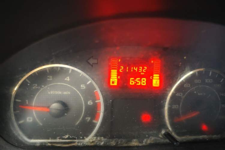 Used Wuling Rongguang 2014 1.2L S Base Model Odometer Close Up