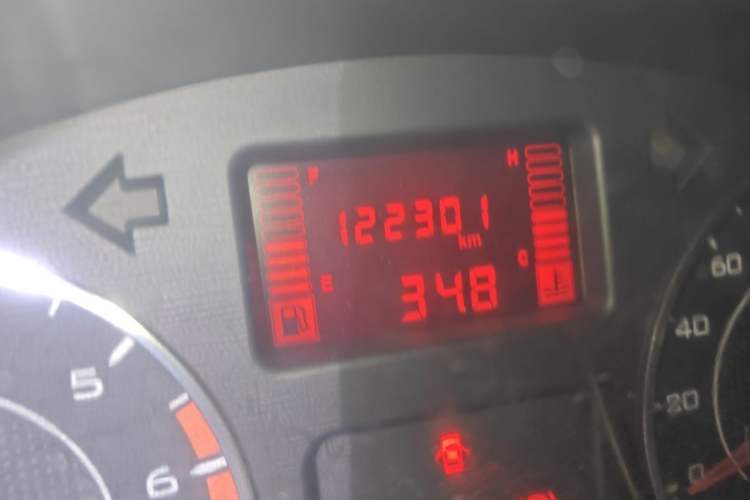 Used Wuling Rongguang 2014 1.2L S Standard Model Odometer Close Up