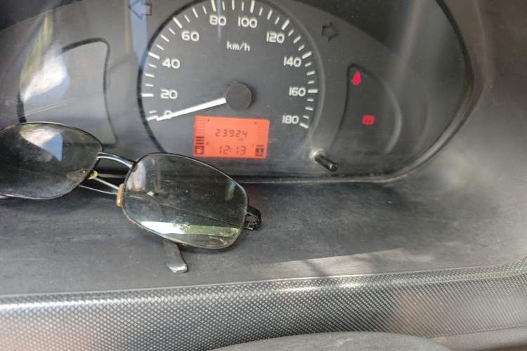Used Wuling Rongguang 2014 1.5L S Base Version Odometer Close Up