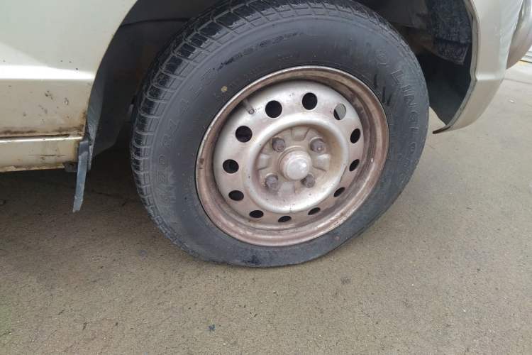 Used Wuling Rongguang 2014 1.5L S Standard Version Right Front Wheel Hub