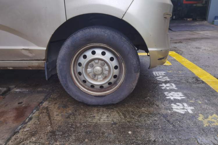 Used Wuling Rongguang 2014 1.5L S Base Version Right Front Wheel Hub