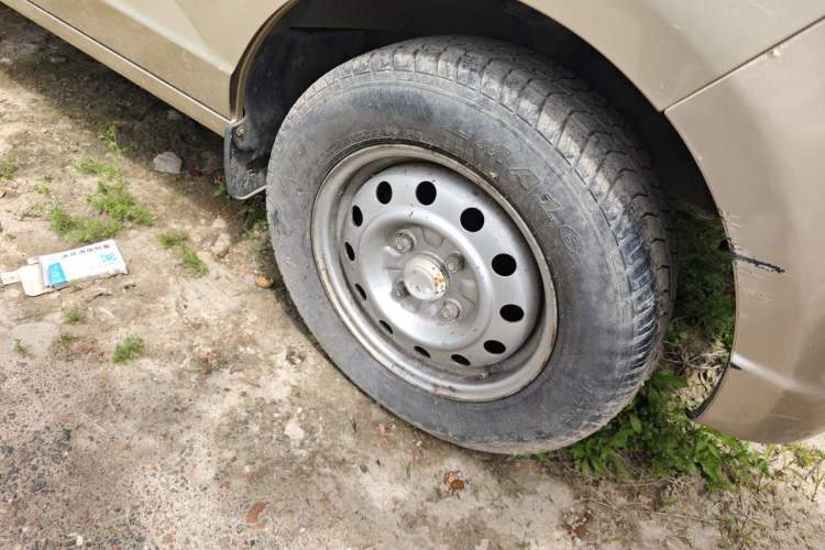 Used Wuling Rongguang 2014 1.5L S Base Version Right Front Wheel Hub