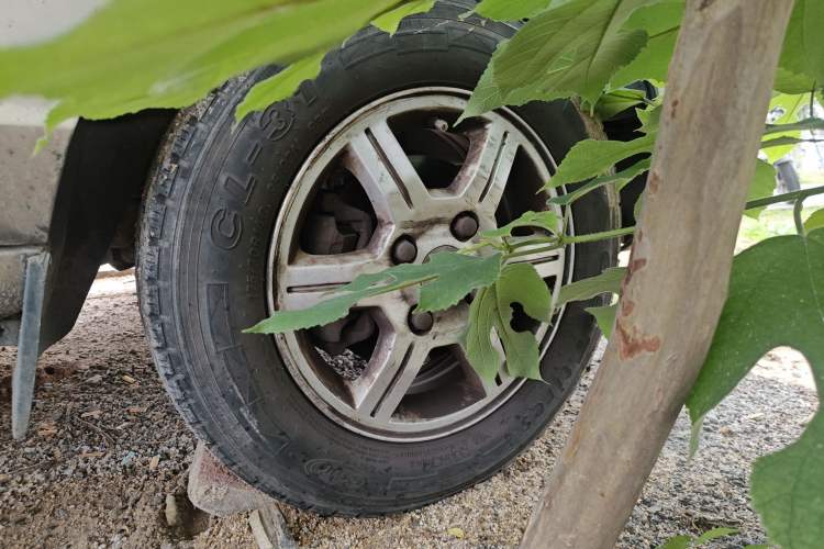 Used Wuling Rongguang 2014 1.5L S Standard Version Right Front Wheel Hub