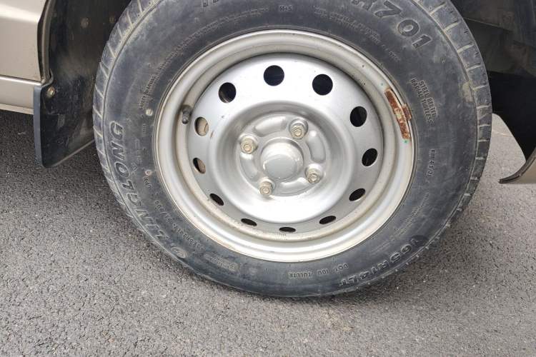 Used Wuling Rongguang 2014 1.2L S Base Model Right Front Wheel Hub