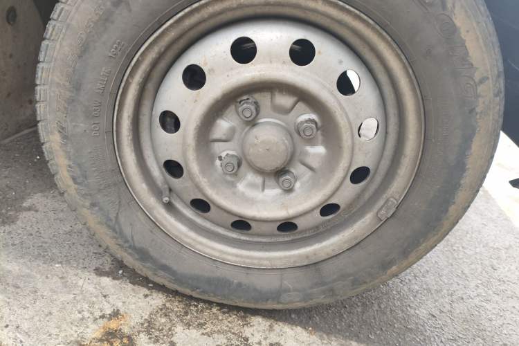 Used Wuling Rongguang 2014 1.2L S Base Model Right Front Wheel Hub