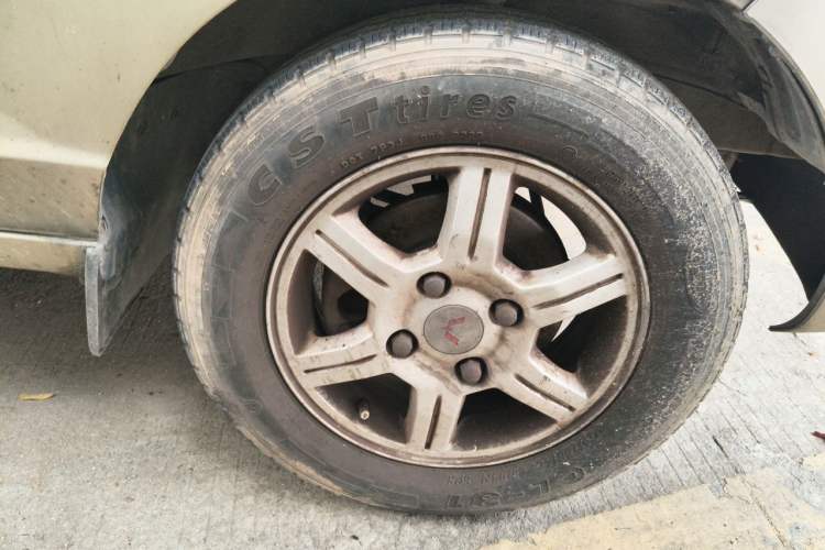 Used Wuling Rongguang 2014 1.5L S Standard Version Right Front Wheel Hub