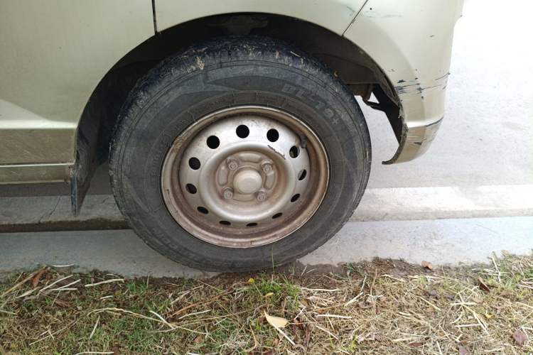 Used Wuling Rongguang 2014 1.2L S Base Model Right Front Wheel Hub