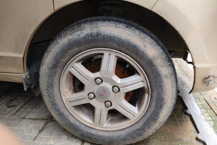 Used Wuling Rongguang 2014 1.5L S Standard Version Right Front Wheel Hub