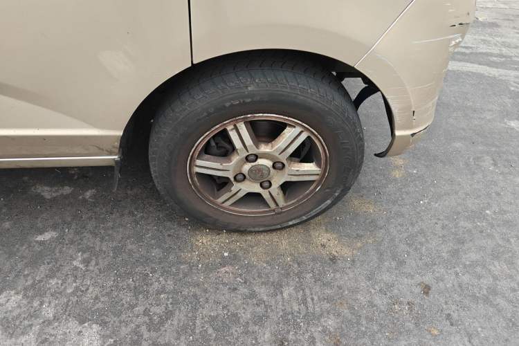 Used Wuling Rongguang 2014 1.5L S Standard Version Right Front Wheel Hub