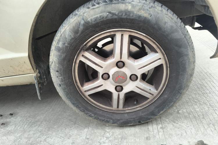 Used Wuling Rongguang 2014 1.2L S Standard Model Right Front Wheel Hub