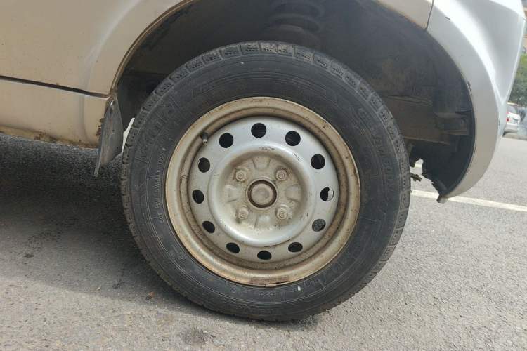 Used Wuling Rongguang 2014 1.2L S Base Model Right Front Wheel Hub