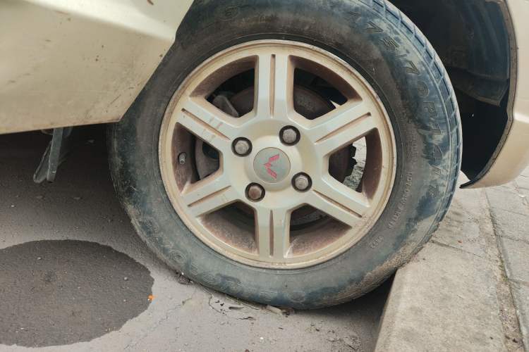 Used Wuling Rongguang 2014 1.5L S Standard Version Right Front Wheel Hub