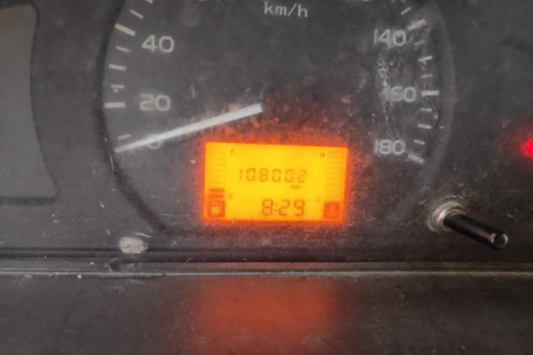 Used Wuling Rongguang 2015 1.2L S Base Model CNG Odometer Close Up