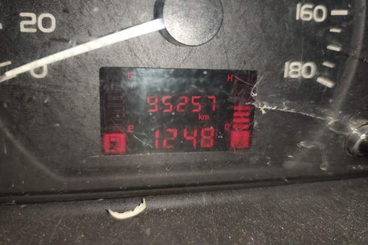 Used Wuling Rongguang 2015 1.2L S Base Model CNG Odometer Close Up