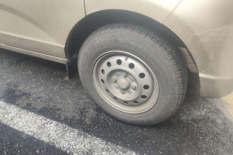 Used Wuling Rongguang 2015 1.2L S Base Model CNG Right Front Wheel Hub