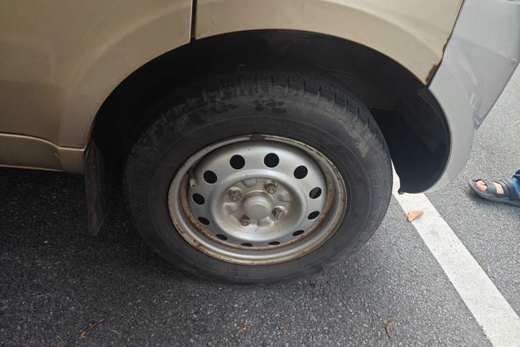 Used Wuling Rongguang 2015 1.2L S Base Model CNG Right Front Wheel Hub