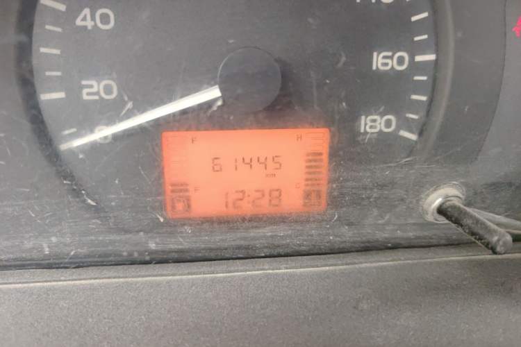 Used Wuling Rongguang 2015 1.2L S Base Model CNG Odometer Close Up