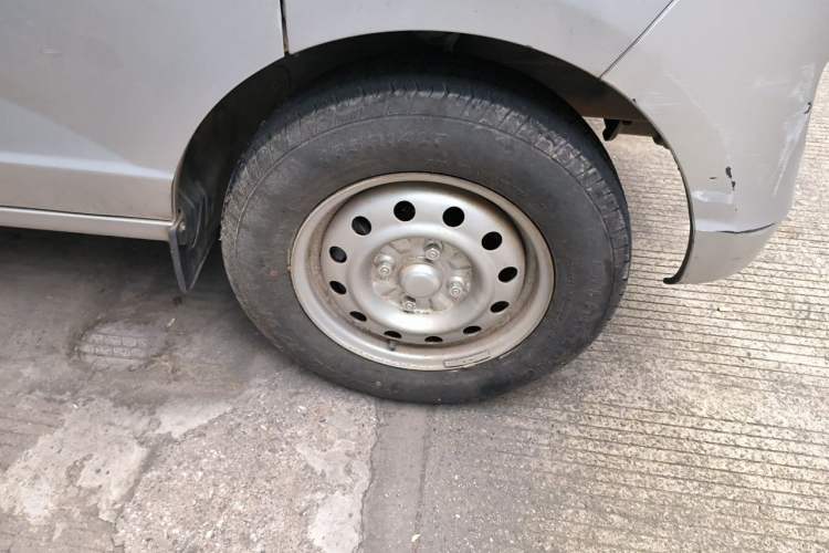 Used Wuling Rongguang 2015 1.2L S Base Model CNG Right Front Wheel Hub