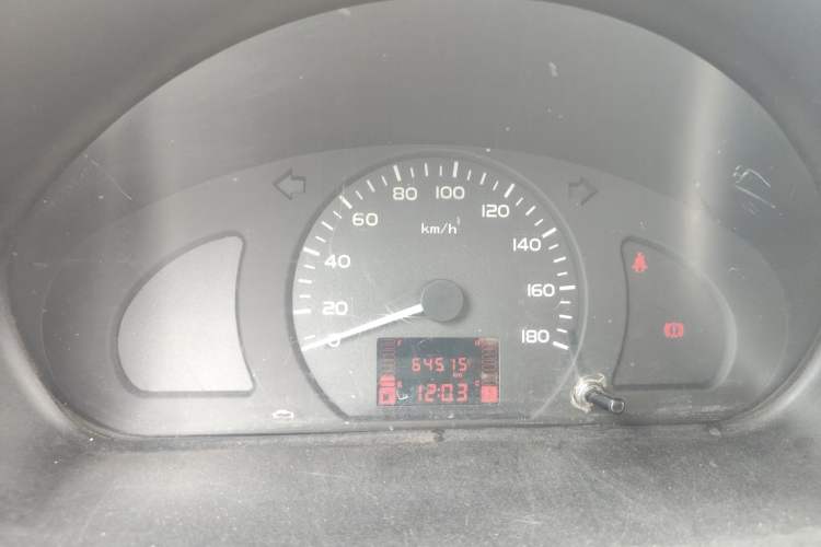 Used Wuling Rongguang 2015 1.2L S Base Model CNG Odometer Close Up