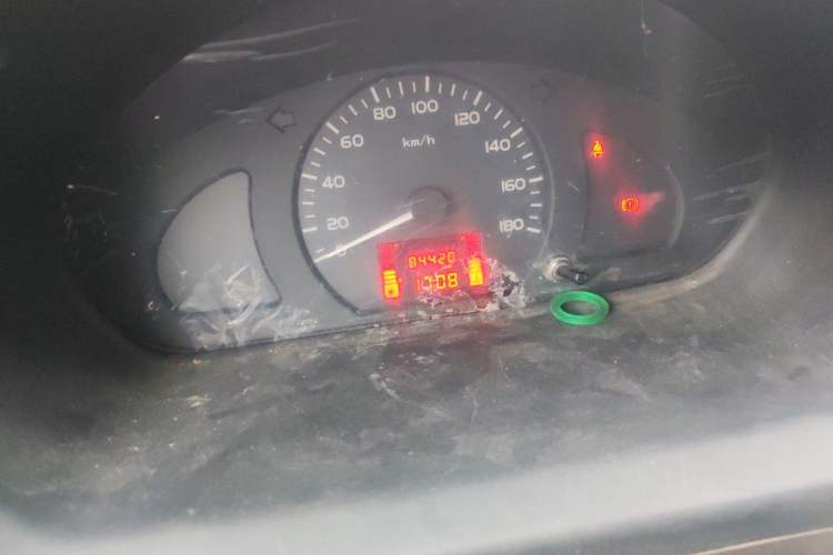 Used Wuling Rongguang 2015 1.2L S Base Model CNG Odometer Close Up