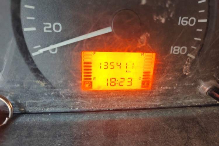 Used Wuling Rongguang 2015 1.2L S Base Model CNG Odometer Close Up