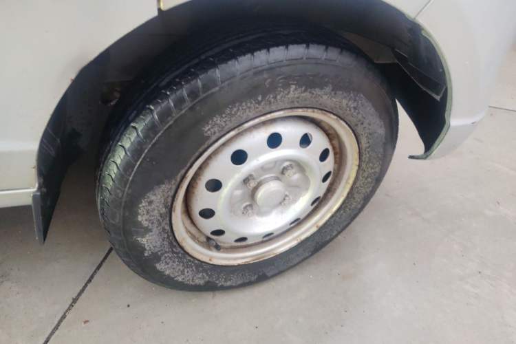Used Wuling Rongguang 2015 1.2L S Base Model CNG Right Front Wheel Hub