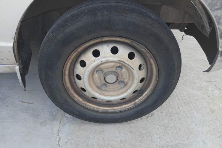 Used Wuling Rongguang 2015 1.2L S Base Model CNG Right Front Wheel Hub