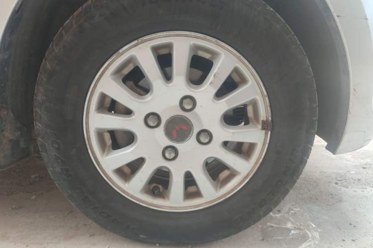 Used Wuling Rongguang 2015 1.2L S Standard CNG Model Right Front Wheel Hub