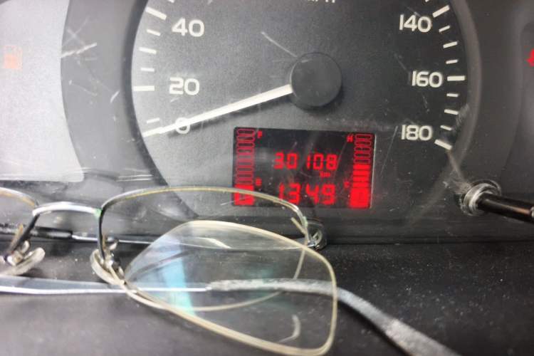 Used Wuling Rongguang 2015 1.2L S Base Model CNG Odometer Close Up