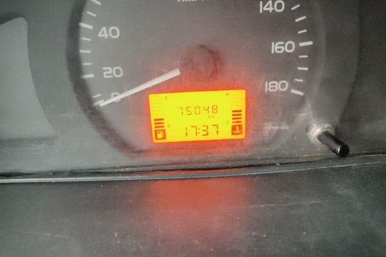 Used Wuling Rongguang 2015 1.2L S Base Model CNG Odometer Close Up