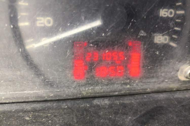 Used Wuling Rongguang 2015 1.2L S Base Model CNG Odometer Close Up