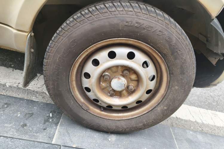 Used Wuling Rongguang 2015 1.2L S Base Model CNG Right Front Wheel Hub