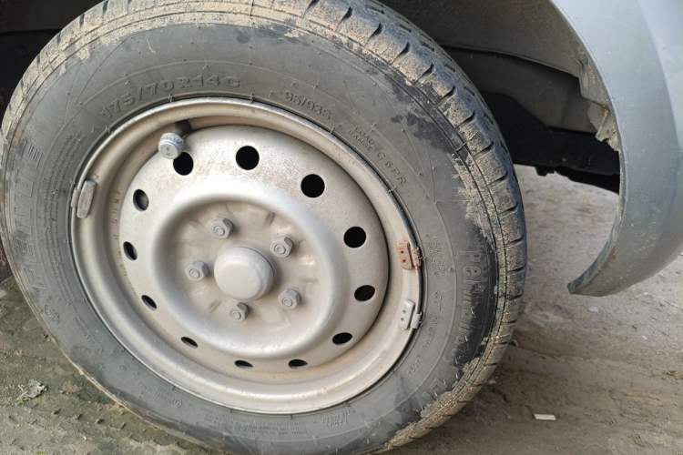 Used Wuling Rongguang 2017 1.5L Extended Basic Version Right Front Wheel Hub
