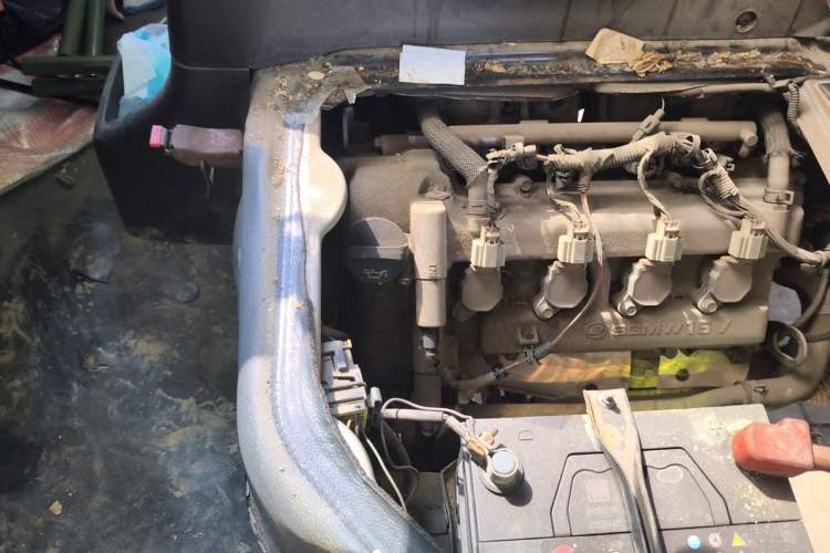Used Wuling Rongguang 2017 1.5L Extended Basic Version Engine Bay Right