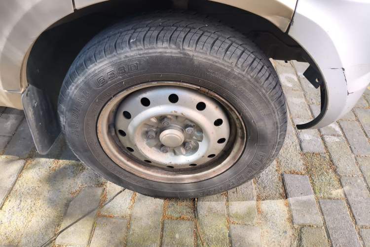 Used Wuling Rongguang 2017 1.5L Extended Basic Version Right Front Wheel Hub