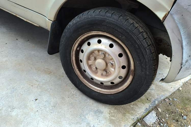 Used Wuling Rongguang 2017 1.5L Extended Basic Version Right Front Wheel Hub