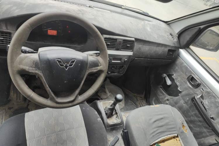 Used Wuling Rongguang 2017 1.5L Extended Basic Version Center Console