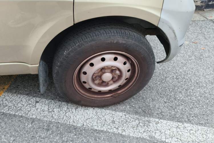 Used Wuling Rongguang 2017 1.5L Extended Basic Version Right Front Wheel Hub