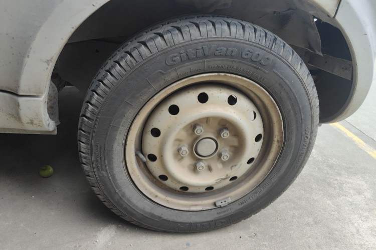 Used Wuling Rongguang 2017 1.5L Extended Basic Version Right Front Wheel Hub